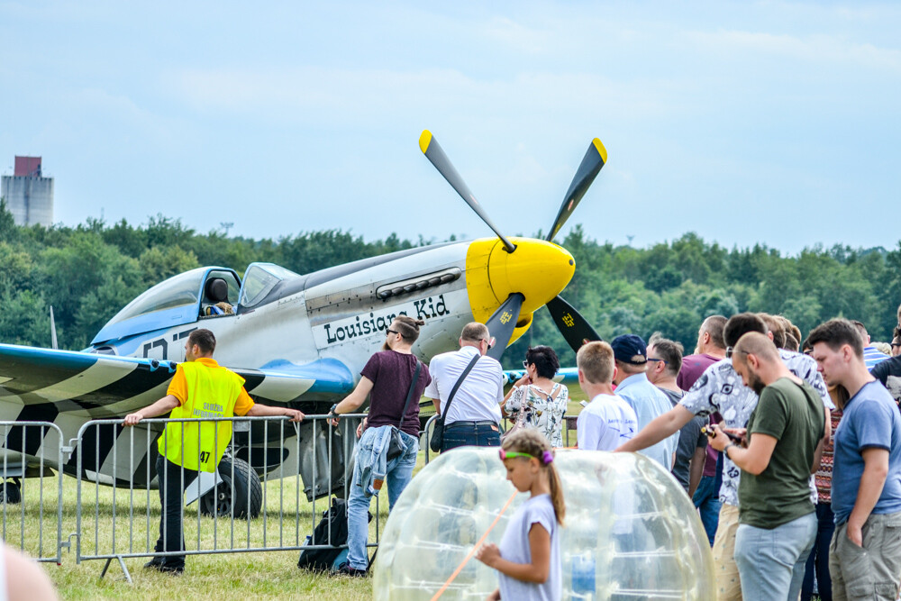 Trwa Fajera - Air-Piro & Moto Show na Muchowcu. Tysiące ludzi obserwuje akrobacje lotnicze, pojazdy wojskowe i fantastyczne samochody.