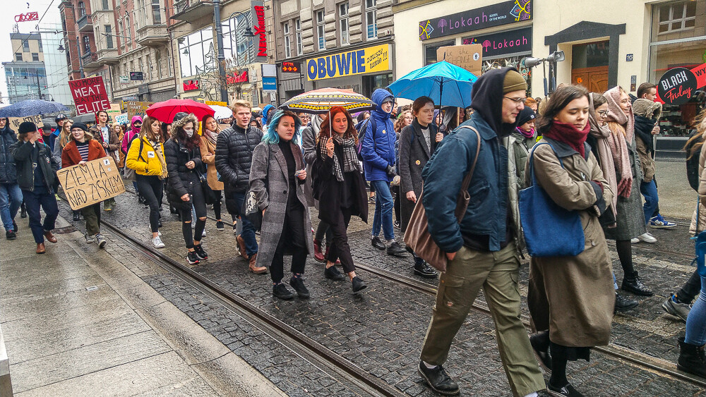 Kilkaset osób przeszło w piątek ulicami Katowic w ramach Strajku Klimatycznego, zachęcając do walki i nasze środowisko. Apelowali do polityków, mediów i zwykłych ludzi, bo to wspólny cel i nikt nie powinien być obojętny.