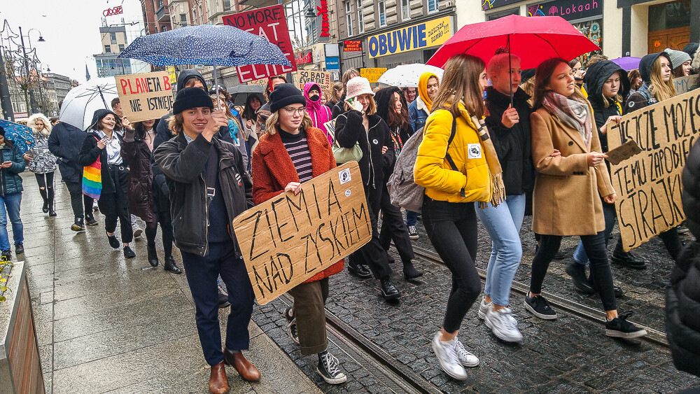 Kilkaset osób przeszło w piątek ulicami Katowic w ramach Strajku Klimatycznego, zachęcając do walki i nasze środowisko. Apelowali do polityków, mediów i zwykłych ludzi, bo to wspólny cel i nikt nie powinien być obojętny.