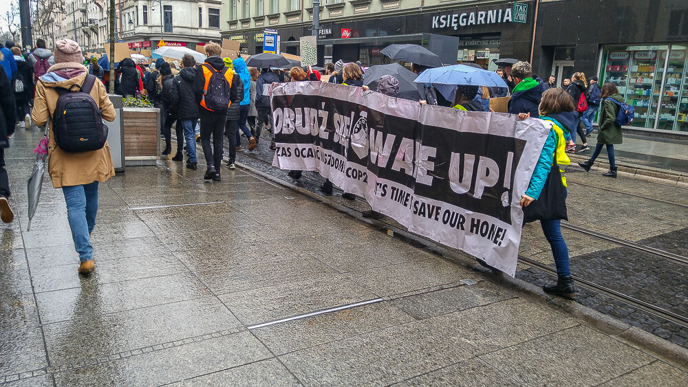 Kilkaset osób przeszło w piątek ulicami Katowic w ramach Strajku Klimatycznego, zachęcając do walki i nasze środowisko. Apelowali do polityków, mediów i zwykłych ludzi, bo to wspólny cel i nikt nie powinien być obojętny.