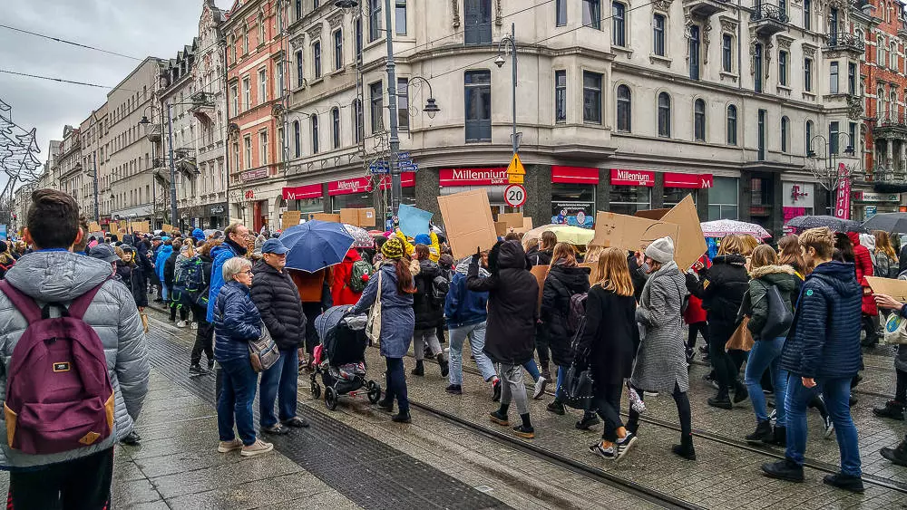 Kilkaset osób przeszło w piątek ulicami Katowic w ramach Strajku Klimatycznego, zachęcając do walki i nasze środowisko. Apelowali do polityków, mediów i zwykłych ludzi, bo to wspólny cel i nikt nie powinien być obojętny.