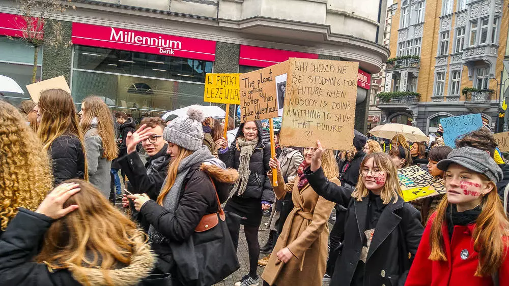 Kilkaset osób przeszło w piątek ulicami Katowic w ramach Strajku Klimatycznego, zachęcając do walki i nasze środowisko. Apelowali do polityków, mediów i zwykłych ludzi, bo to wspólny cel i nikt nie powinien być obojętny.