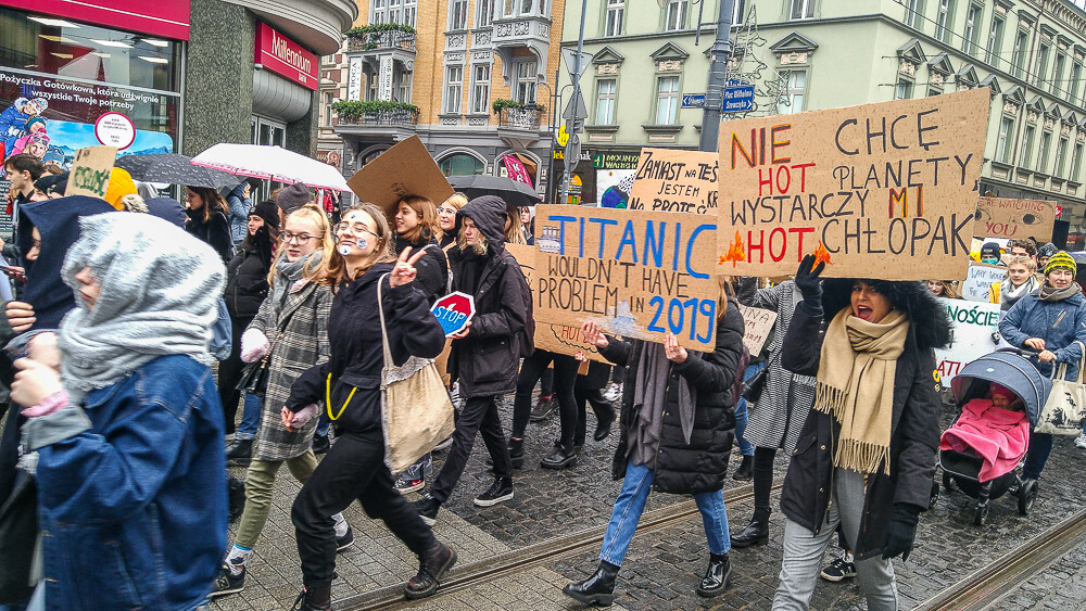 Kilkaset osób przeszło w piątek ulicami Katowic w ramach Strajku Klimatycznego, zachęcając do walki i nasze środowisko. Apelowali do polityków, mediów i zwykłych ludzi, bo to wspólny cel i nikt nie powinien być obojętny.