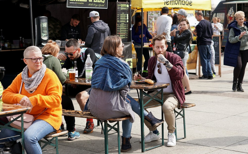 Katowice: tłumy podczas zlotu foodtrucków na Placu nad Rawą