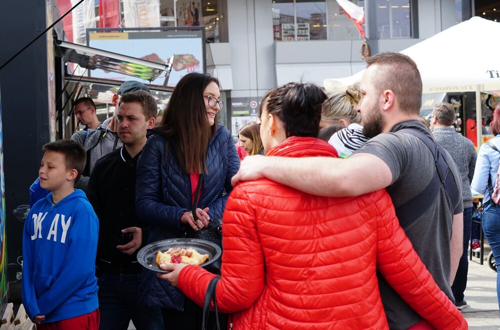 Majówka pełna smaku na katowickim rynku. W Święto Konstytucji 3 Maja ruszył w centrum Katowic zlot foodtrucków. Majówkowy Rynek Smaków potrwa do niedzieli, a na Placu nad Rawą można przez cały weekend spróbować prawdziwych pyszności!