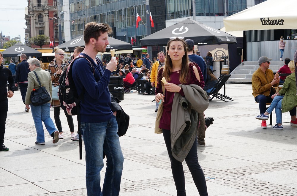 Majówka pełna smaku na katowickim rynku. W Święto Konstytucji 3 Maja ruszył w centrum Katowic zlot foodtrucków. Majówkowy Rynek Smaków potrwa do niedzieli, a na Placu nad Rawą można przez cały weekend spróbować prawdziwych pyszności!
