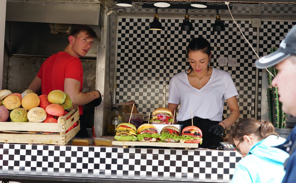 Majówka pełna smaku na katowickim rynku. W Święto Konstytucji 3 Maja ruszył w centrum Katowic zlot foodtrucków. Majówkowy Rynek Smaków potrwa do niedzieli, a na Placu nad Rawą można przez cały weekend spróbować prawdziwych pyszności!