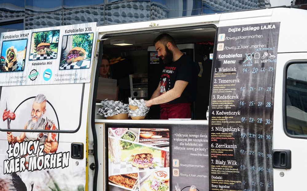 Majówka pełna smaku na katowickim rynku. W Święto Konstytucji 3 Maja ruszył w centrum Katowic zlot foodtrucków. Majówkowy Rynek Smaków potrwa do niedzieli, a na Placu nad Rawą można przez cały weekend spróbować prawdziwych pyszności!