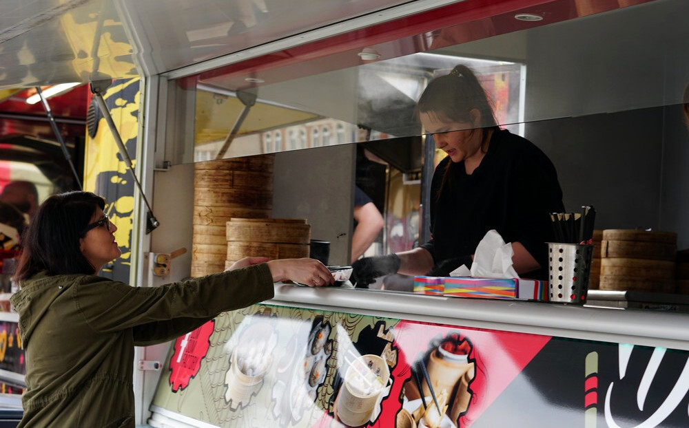 Majówka pełna smaku na katowickim rynku. W Święto Konstytucji 3 Maja ruszył w centrum Katowic zlot foodtrucków. Majówkowy Rynek Smaków potrwa do niedzieli, a na Placu nad Rawą można przez cały weekend spróbować prawdziwych pyszności!