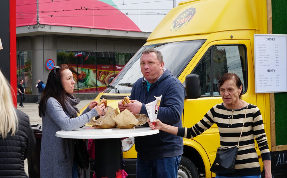 Majówka pełna smaku na katowickim rynku. W Święto Konstytucji 3 Maja ruszył w centrum Katowic zlot foodtrucków. Majówkowy Rynek Smaków potrwa do niedzieli, a na Placu nad Rawą można przez cały weekend spróbować prawdziwych pyszności!