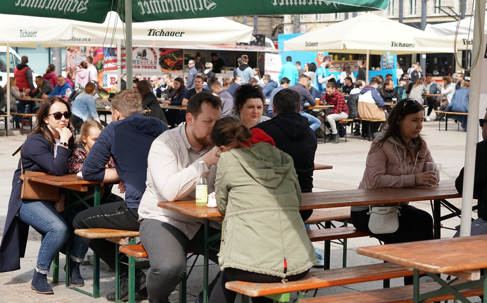 Majówka pełna smaku na katowickim rynku. W Święto Konstytucji 3 Maja ruszył w centrum Katowic zlot foodtrucków. Majówkowy Rynek Smaków potrwa do niedzieli, a na Placu nad Rawą można przez cały weekend spróbować prawdziwych pyszności!