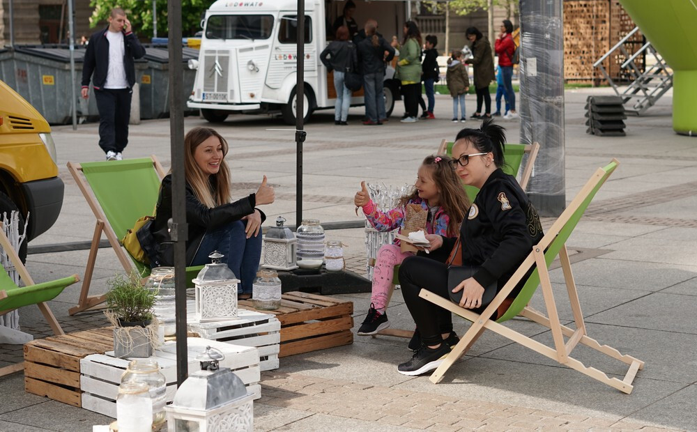 Majówka pełna smaku na katowickim rynku. W Święto Konstytucji 3 Maja ruszył w centrum Katowic zlot foodtrucków. Majówkowy Rynek Smaków potrwa do niedzieli, a na Placu nad Rawą można przez cały weekend spróbować prawdziwych pyszności!