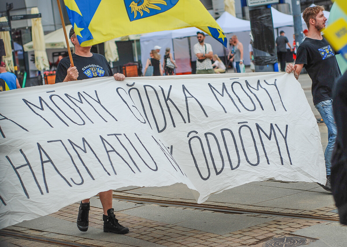 Jak zawsze głośno, z orkiestrą i okrzykami i z uśmiechami na twarzach przeszedł żółto-niebieski Marsz Autonomii Śląska. Od Placu Wolności, na Plac Sejmu Śląskiego, kilkuset uczestników niosło flagi, transparenty i hasła na ustach.