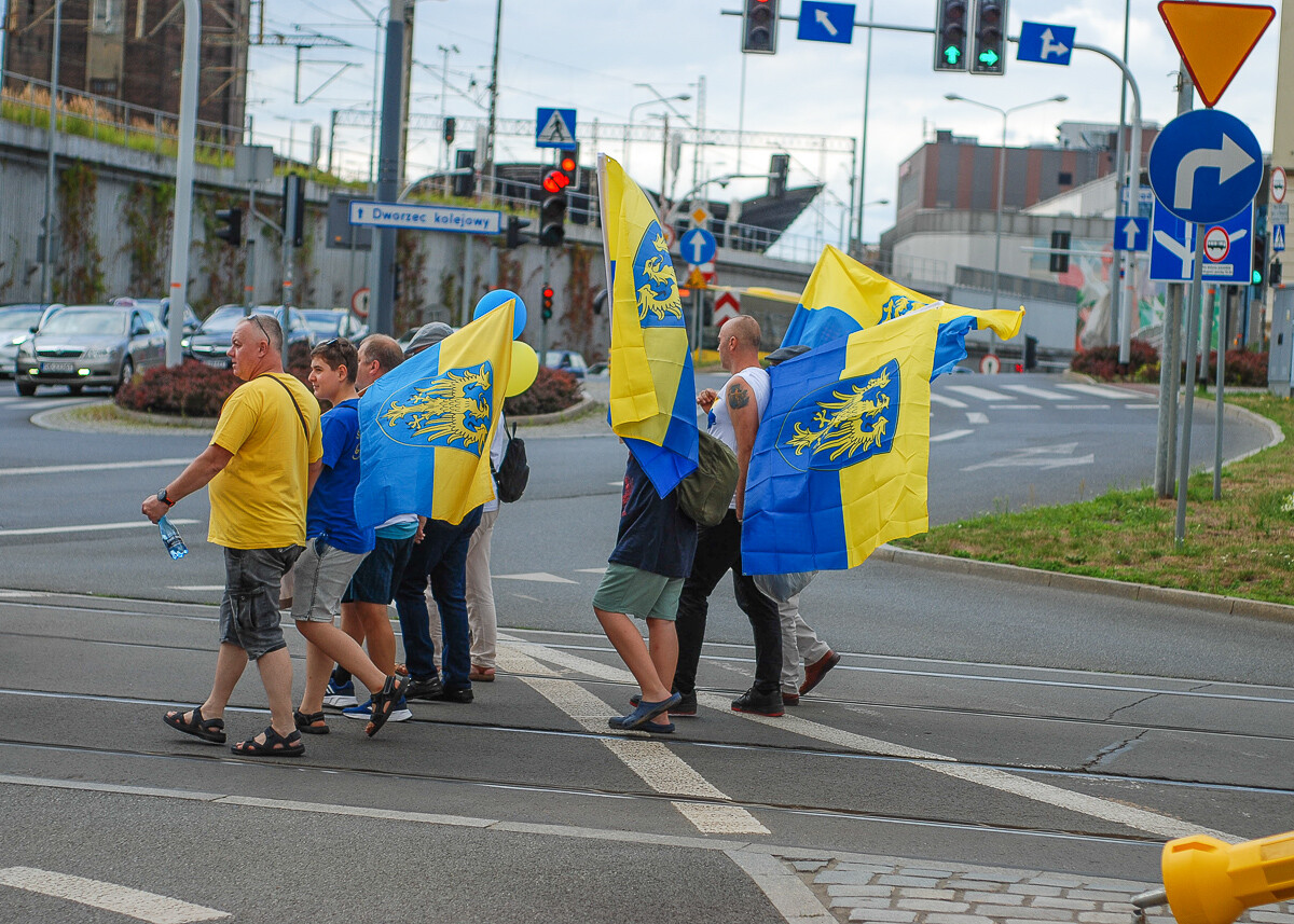 Jak zawsze głośno, z orkiestrą i okrzykami i z uśmiechami na twarzach przeszedł żółto-niebieski Marsz Autonomii Śląska. Od Placu Wolności, na Plac Sejmu Śląskiego, kilkuset uczestników niosło flagi, transparenty i hasła na ustach.