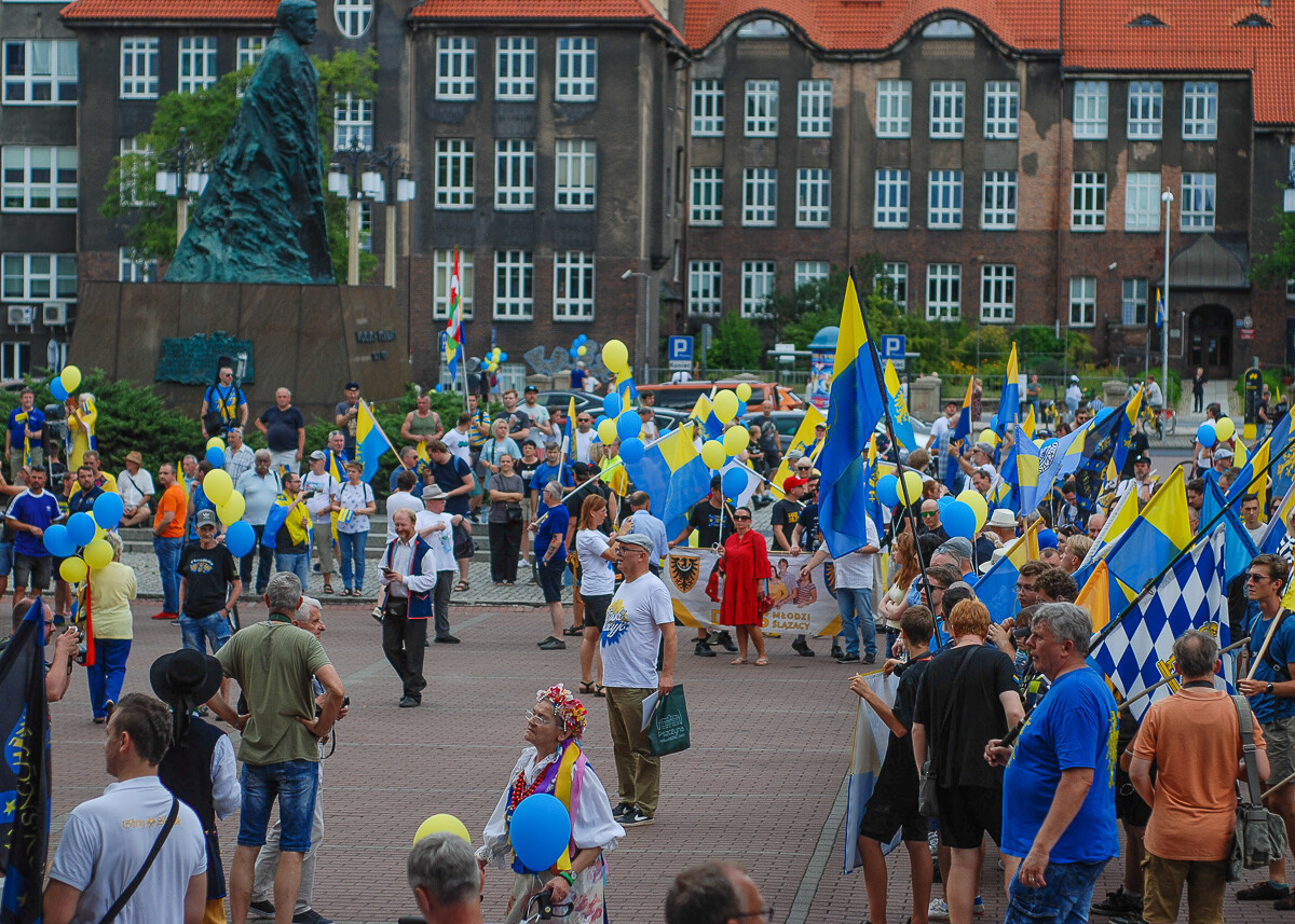 Jak zawsze głośno, z orkiestrą i okrzykami i z uśmiechami na twarzach przeszedł żółto-niebieski Marsz Autonomii Śląska. Od Placu Wolności, na Plac Sejmu Śląskiego, kilkuset uczestników niosło flagi, transparenty i hasła na ustach.