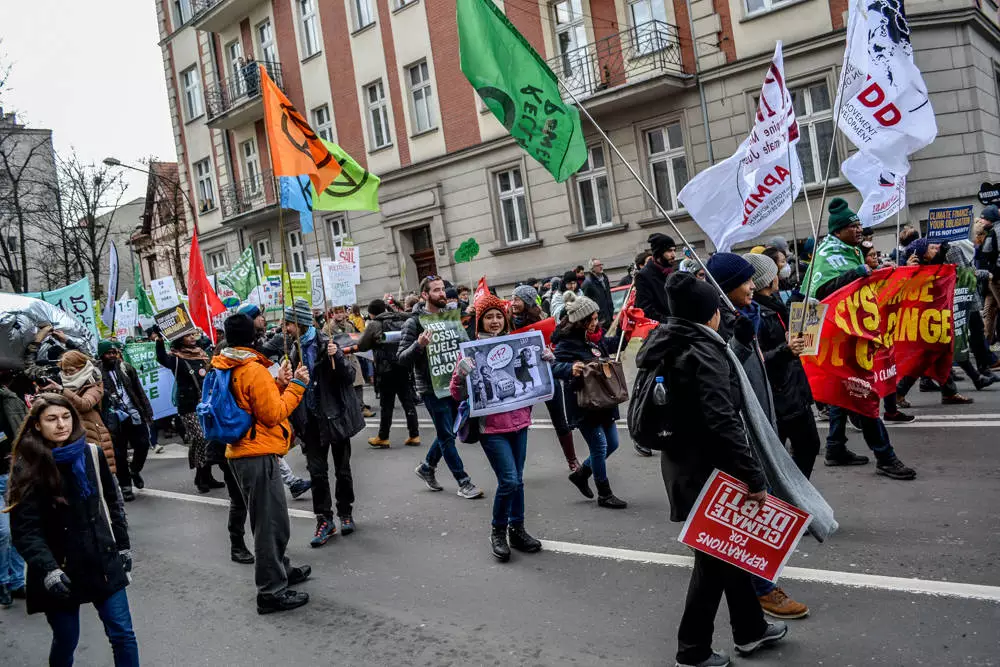 Katowice stanęły na kilka godzin, od 11 do ok 16 śródmieście było właściwie unieruchomione. Około tysiąca osób przeszło z kolorowymi transparentami, aby zaprotestować wobec światowej polityki klimatycznej.