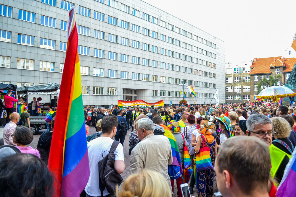 Około tysiąca osób przeszło dziś ulicami Katowic w pierwszym od dekady Marszu Równości. Było głośno, kolorowo i bardzo wesoło, mimo kameralnej, choć głośnej kontrmanifestacji.