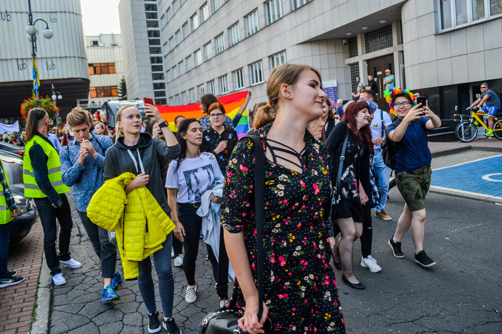 Około tysiąca osób przeszło dziś ulicami Katowic w pierwszym od dekady Marszu Równości. Było głośno, kolorowo i bardzo wesoło, mimo kameralnej, choć głośnej kontrmanifestacji.