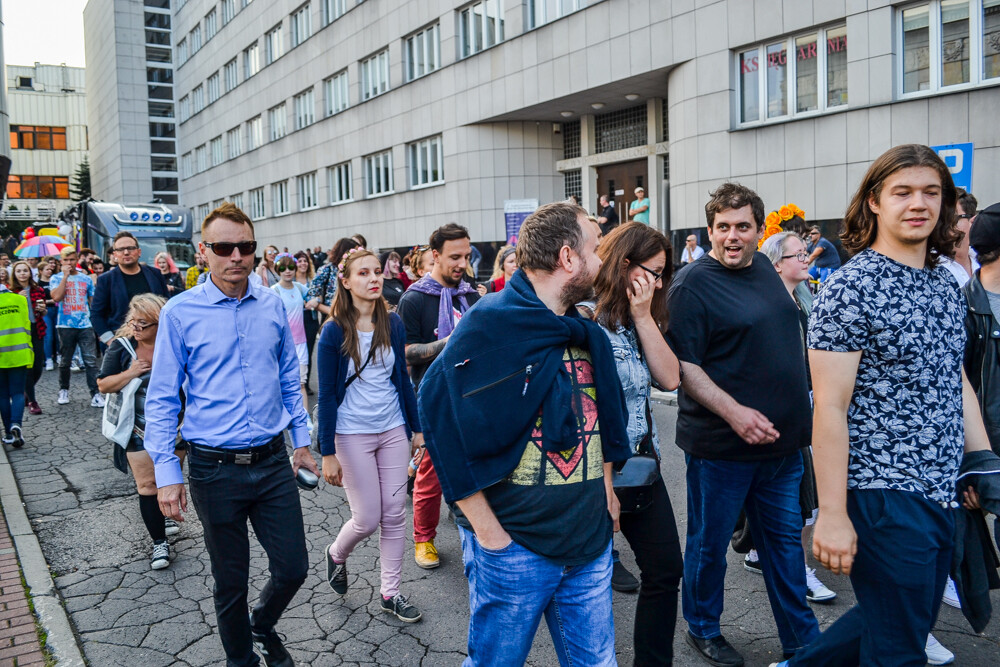 Około tysiąca osób przeszło dziś ulicami Katowic w pierwszym od dekady Marszu Równości. Było głośno, kolorowo i bardzo wesoło, mimo kameralnej, choć głośnej kontrmanifestacji.