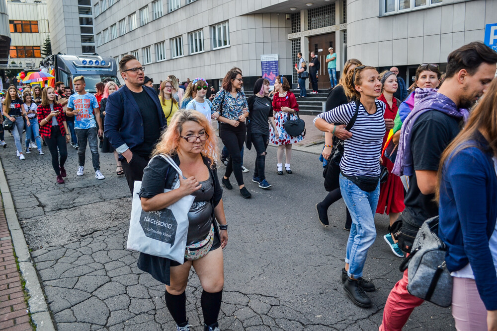 Około tysiąca osób przeszło dziś ulicami Katowic w pierwszym od dekady Marszu Równości. Było głośno, kolorowo i bardzo wesoło, mimo kameralnej, choć głośnej kontrmanifestacji.