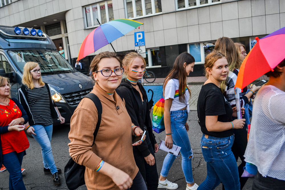 Około tysiąca osób przeszło dziś ulicami Katowic w pierwszym od dekady Marszu Równości. Było głośno, kolorowo i bardzo wesoło, mimo kameralnej, choć głośnej kontrmanifestacji.