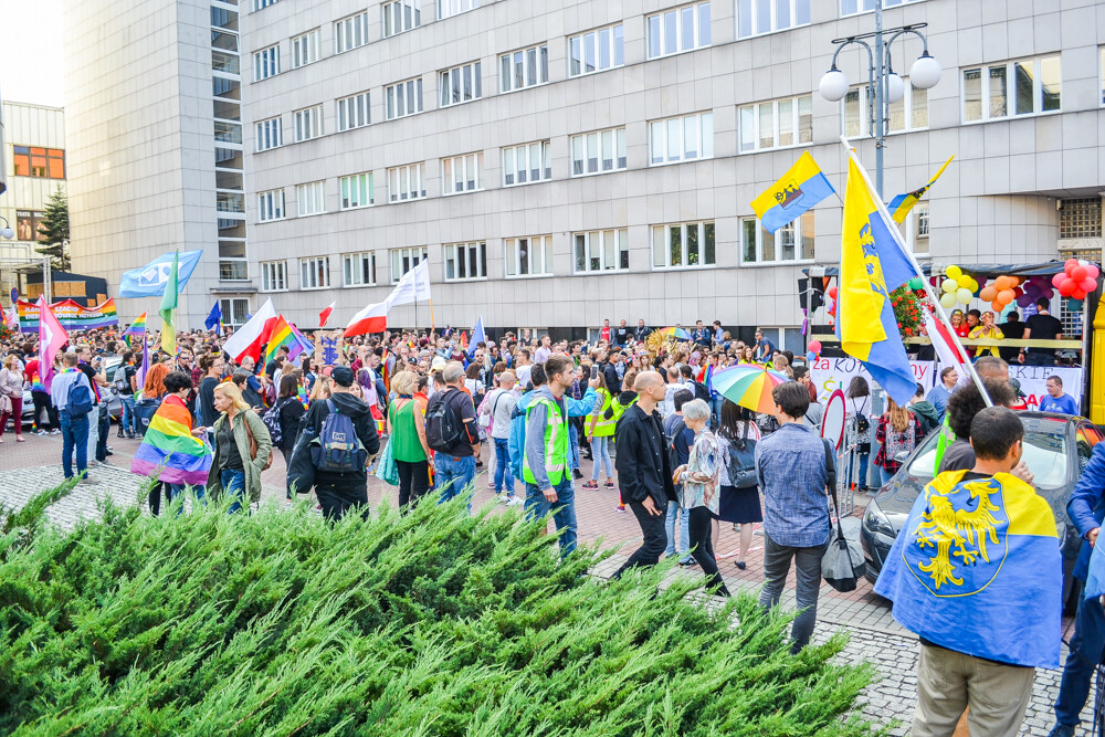 Około tysiąca osób przeszło dziś ulicami Katowic w pierwszym od dekady Marszu Równości. Było głośno, kolorowo i bardzo wesoło, mimo kameralnej, choć głośnej kontrmanifestacji.