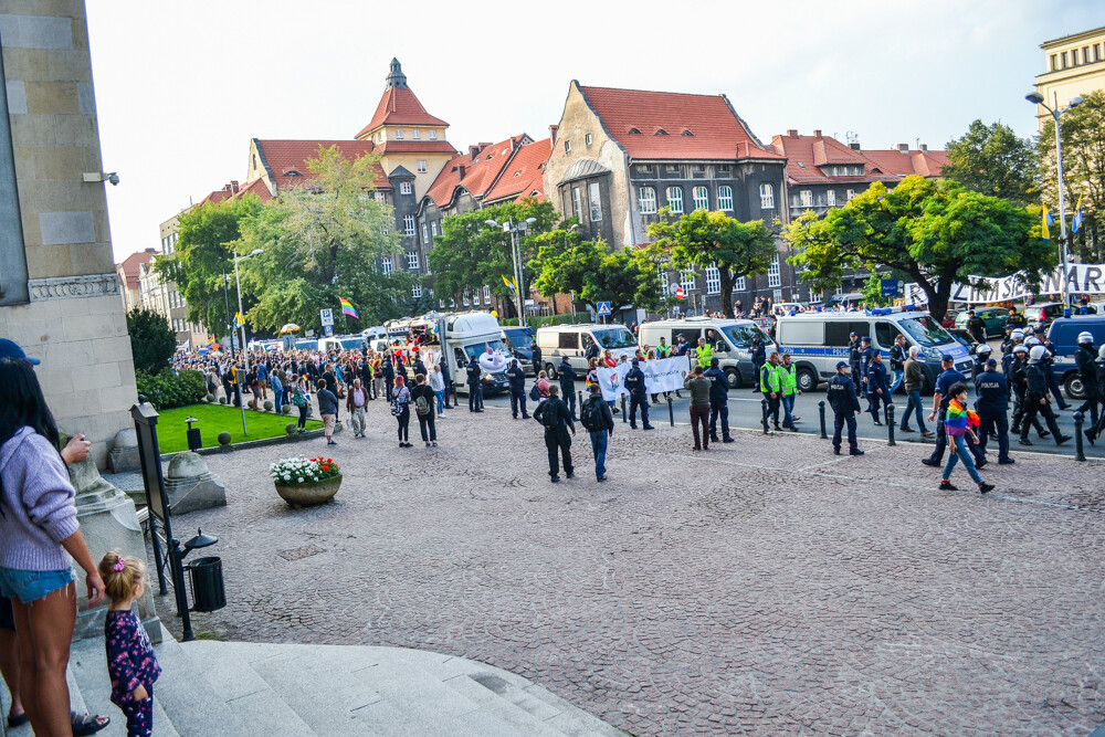 Około tysiąca osób przeszło dziś ulicami Katowic w pierwszym od dekady Marszu Równości. Było głośno, kolorowo i bardzo wesoło, mimo kameralnej, choć głośnej kontrmanifestacji.