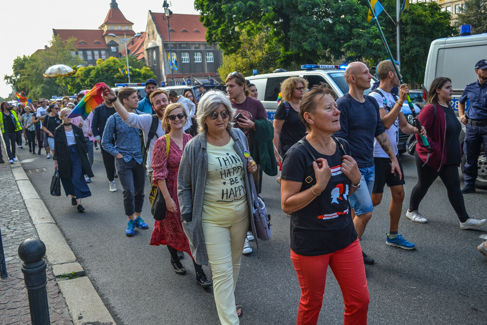 Około tysiąca osób przeszło dziś ulicami Katowic w pierwszym od dekady Marszu Równości. Było głośno, kolorowo i bardzo wesoło, mimo kameralnej, choć głośnej kontrmanifestacji.