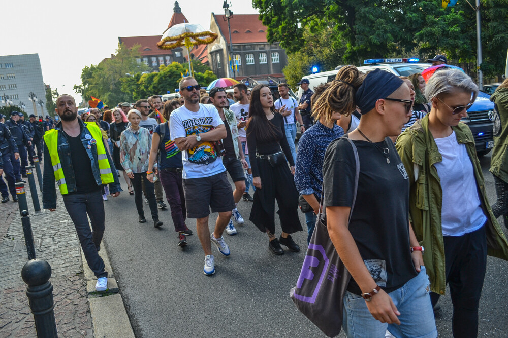 Około tysiąca osób przeszło dziś ulicami Katowic w pierwszym od dekady Marszu Równości. Było głośno, kolorowo i bardzo wesoło, mimo kameralnej, choć głośnej kontrmanifestacji.