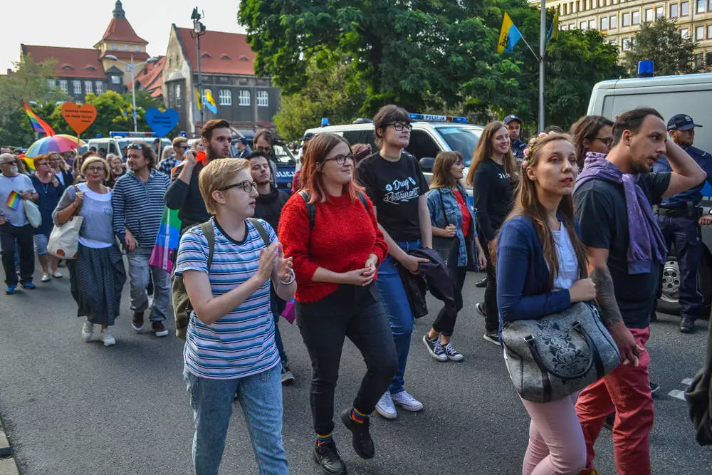 Około tysiąca osób przeszło dziś ulicami Katowic w pierwszym od dekady Marszu Równości. Było głośno, kolorowo i bardzo wesoło, mimo kameralnej, choć głośnej kontrmanifestacji.