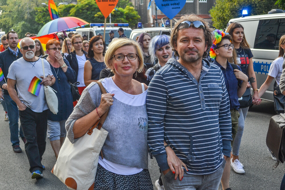 Około tysiąca osób przeszło dziś ulicami Katowic w pierwszym od dekady Marszu Równości. Było głośno, kolorowo i bardzo wesoło, mimo kameralnej, choć głośnej kontrmanifestacji.