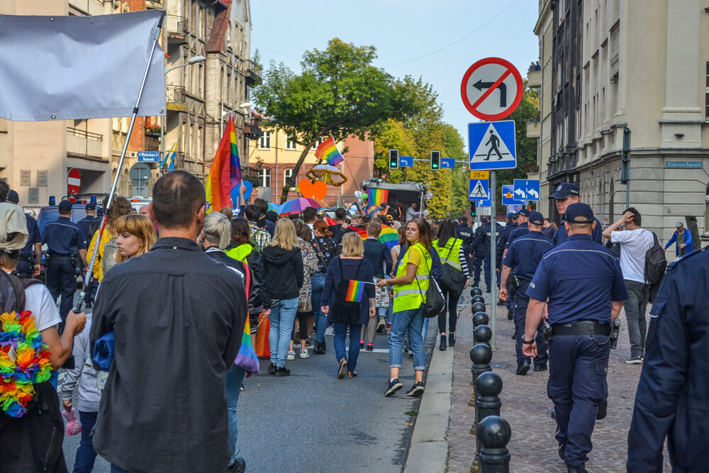 Około tysiąca osób przeszło dziś ulicami Katowic w pierwszym od dekady Marszu Równości. Było głośno, kolorowo i bardzo wesoło, mimo kameralnej, choć głośnej kontrmanifestacji.