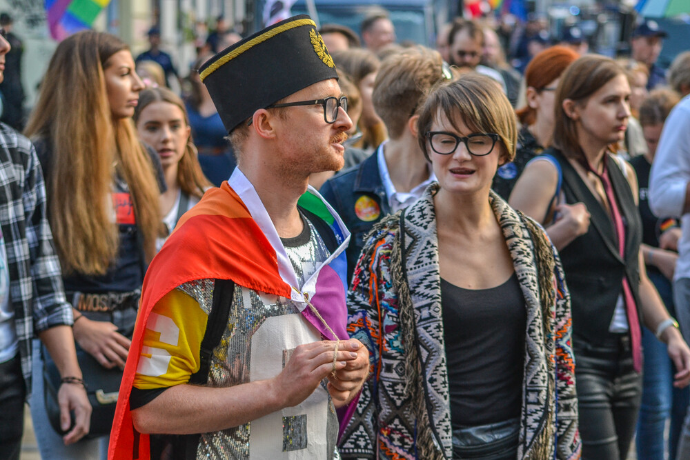 Około tysiąca osób przeszło dziś ulicami Katowic w pierwszym od dekady Marszu Równości. Było głośno, kolorowo i bardzo wesoło, mimo kameralnej, choć głośnej kontrmanifestacji.