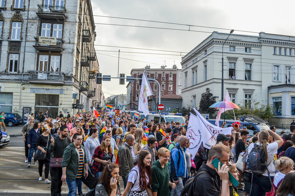 Około tysiąca osób przeszło dziś ulicami Katowic w pierwszym od dekady Marszu Równości. Było głośno, kolorowo i bardzo wesoło, mimo kameralnej, choć głośnej kontrmanifestacji.