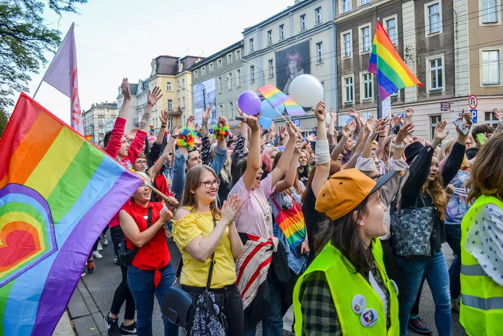 Około tysiąca osób przeszło dziś ulicami Katowic w pierwszym od dekady Marszu Równości. Było głośno, kolorowo i bardzo wesoło, mimo kameralnej, choć głośnej kontrmanifestacji.