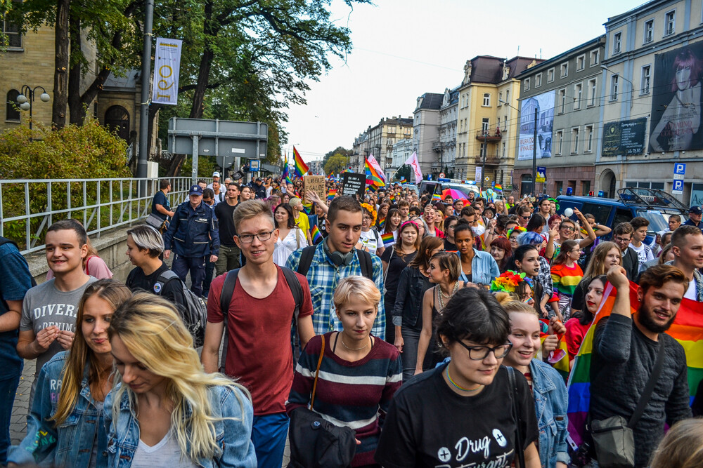 Około tysiąca osób przeszło dziś ulicami Katowic w pierwszym od dekady Marszu Równości. Było głośno, kolorowo i bardzo wesoło, mimo kameralnej, choć głośnej kontrmanifestacji.