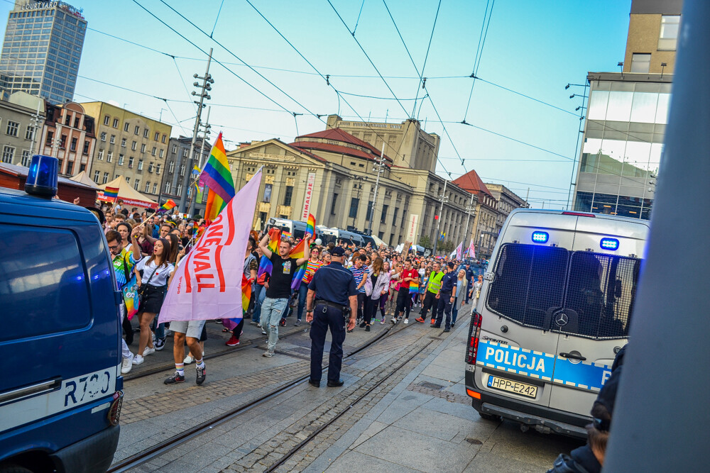 Około tysiąca osób przeszło dziś ulicami Katowic w pierwszym od dekady Marszu Równości. Było głośno, kolorowo i bardzo wesoło, mimo kameralnej, choć głośnej kontrmanifestacji.