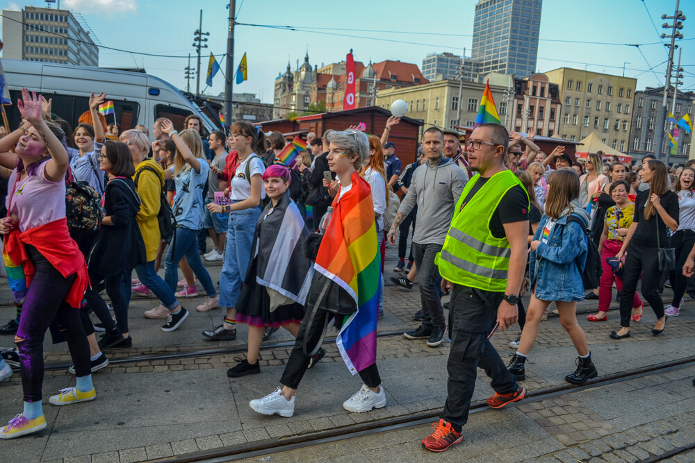 Około tysiąca osób przeszło dziś ulicami Katowic w pierwszym od dekady Marszu Równości. Było głośno, kolorowo i bardzo wesoło, mimo kameralnej, choć głośnej kontrmanifestacji.