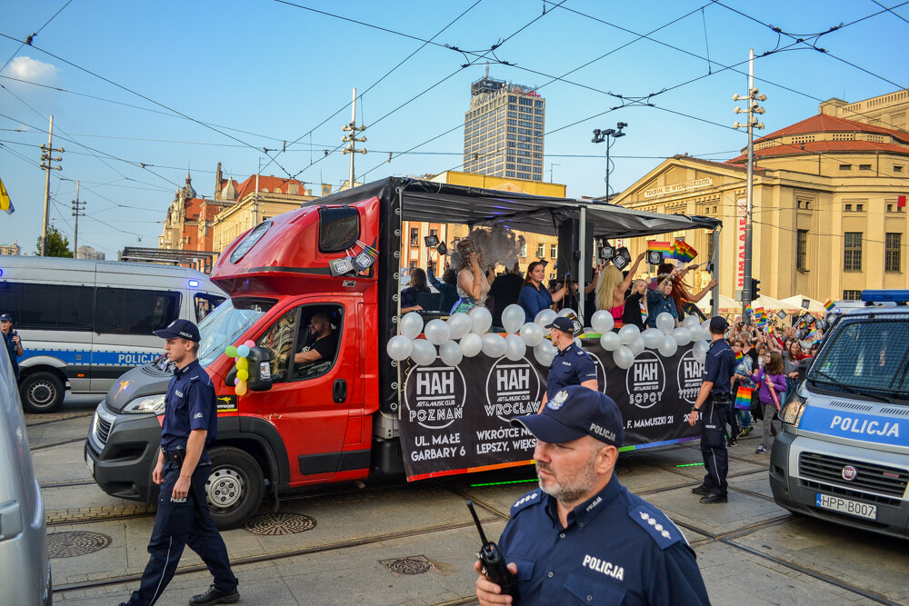 Około tysiąca osób przeszło dziś ulicami Katowic w pierwszym od dekady Marszu Równości. Było głośno, kolorowo i bardzo wesoło, mimo kameralnej, choć głośnej kontrmanifestacji.