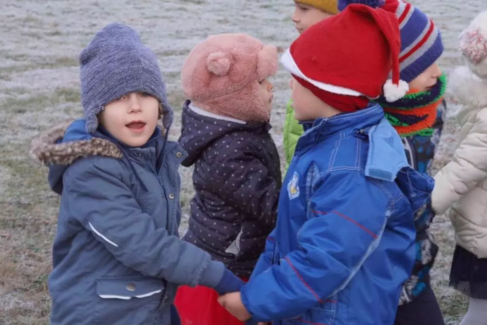 Renifery w tym roku odpoczywają w Laponii. Święty Mikołaj do dzieci z Przedszkola "Zaczarowany Ogród" przyleciał jak nigdy wcześniej balonem!