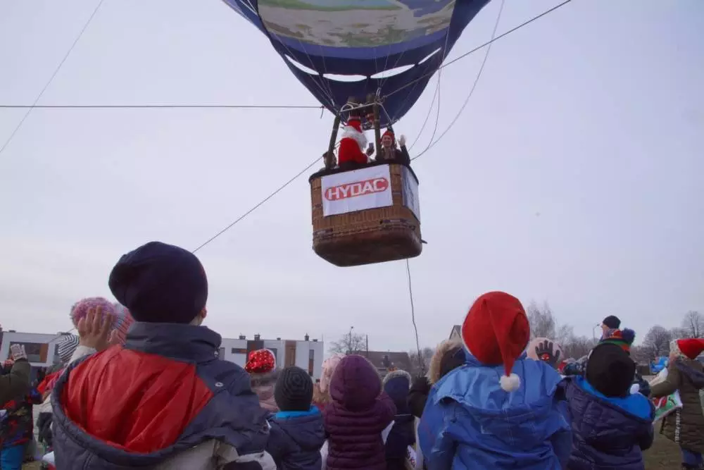 Renifery w tym roku odpoczywają w Laponii. Święty Mikołaj do dzieci z Przedszkola "Zaczarowany Ogród" przyleciał jak nigdy wcześniej balonem!