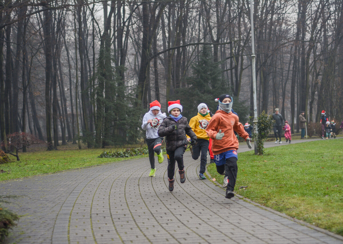 Za nami kolejna, mikołajkowa odsłona spotkań biegowych parkrun. Ponad setka osób wyruszyła na jesienno-zimowe przebieżki po Parku Kościuszki.