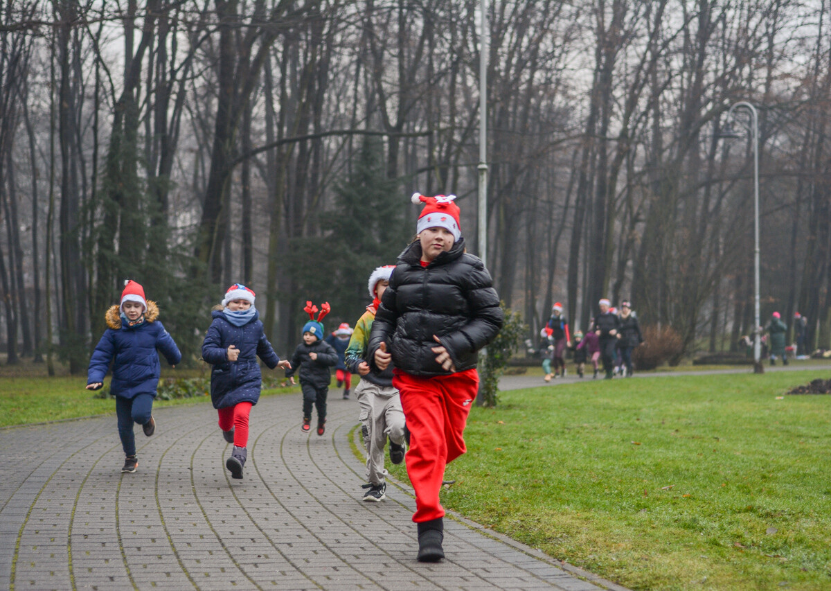 Za nami kolejna, mikołajkowa odsłona spotkań biegowych parkrun. Ponad setka osób wyruszyła na jesienno-zimowe przebieżki po Parku Kościuszki.
