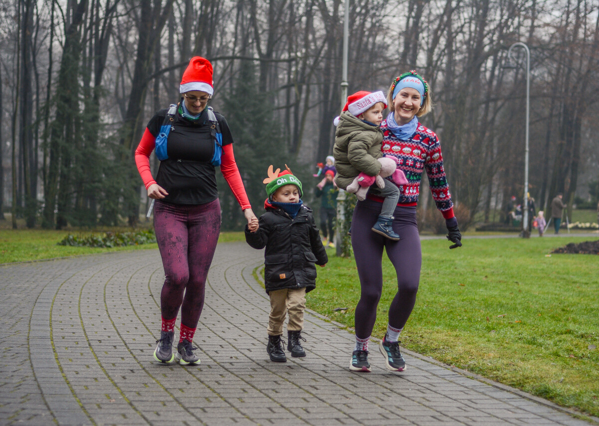 Za nami kolejna, mikołajkowa odsłona spotkań biegowych parkrun. Ponad setka osób wyruszyła na jesienno-zimowe przebieżki po Parku Kościuszki.