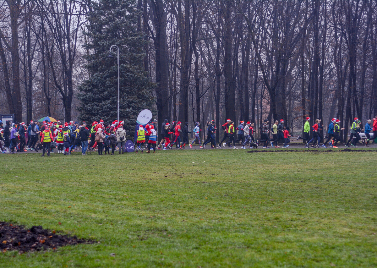 Za nami kolejna, mikołajkowa odsłona spotkań biegowych parkrun. Ponad setka osób wyruszyła na jesienno-zimowe przebieżki po Parku Kościuszki.