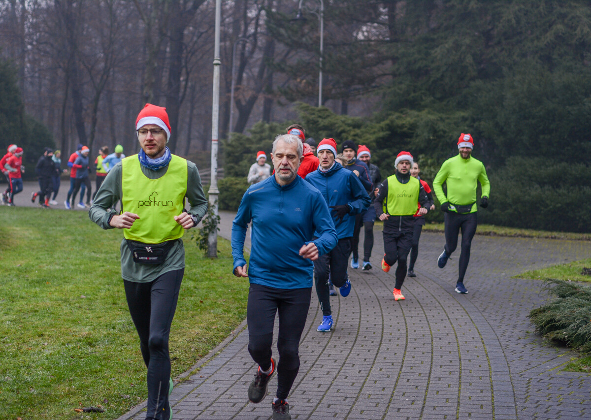 Za nami kolejna, mikołajkowa odsłona spotkań biegowych parkrun. Ponad setka osób wyruszyła na jesienno-zimowe przebieżki po Parku Kościuszki.