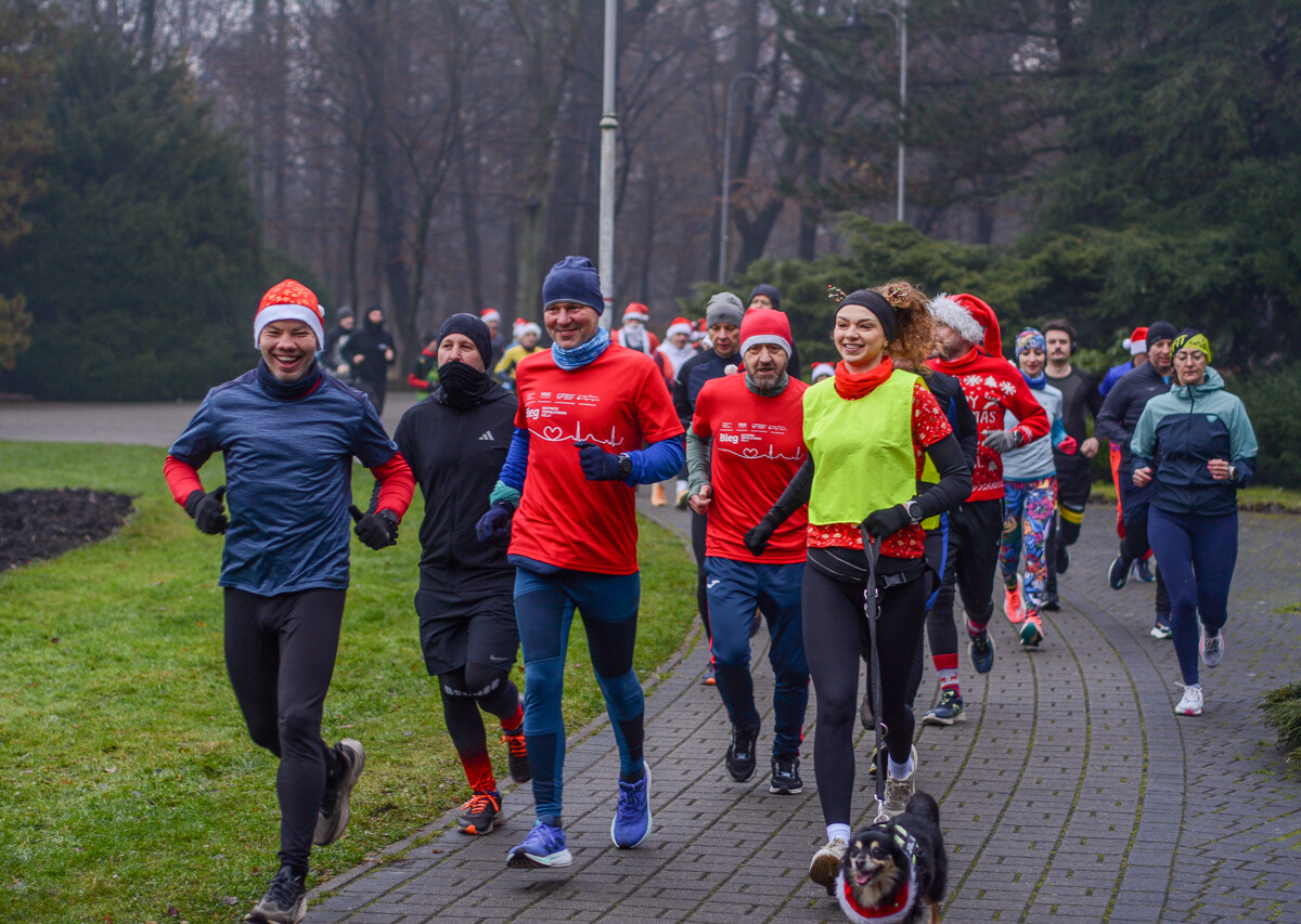 Za nami kolejna, mikołajkowa odsłona spotkań biegowych parkrun. Ponad setka osób wyruszyła na jesienno-zimowe przebieżki po Parku Kościuszki.