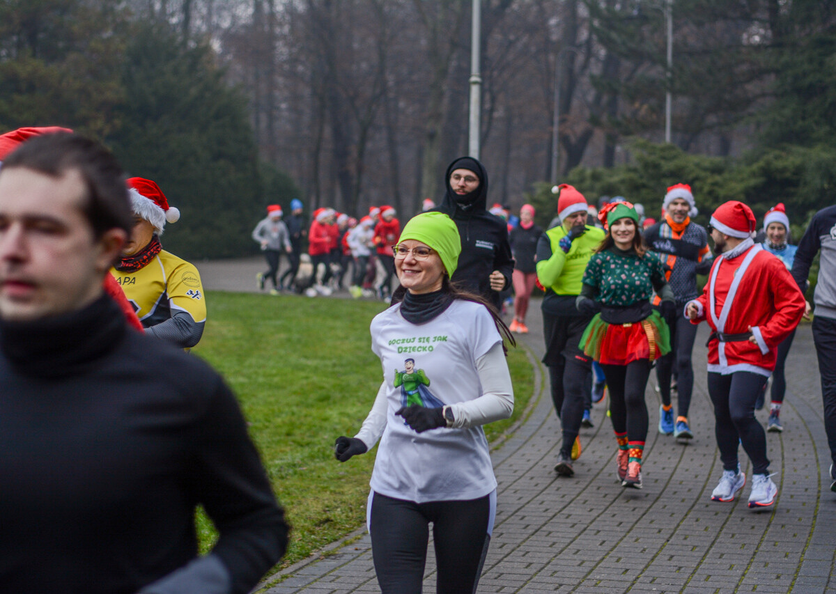 Za nami kolejna, mikołajkowa odsłona spotkań biegowych parkrun. Ponad setka osób wyruszyła na jesienno-zimowe przebieżki po Parku Kościuszki.