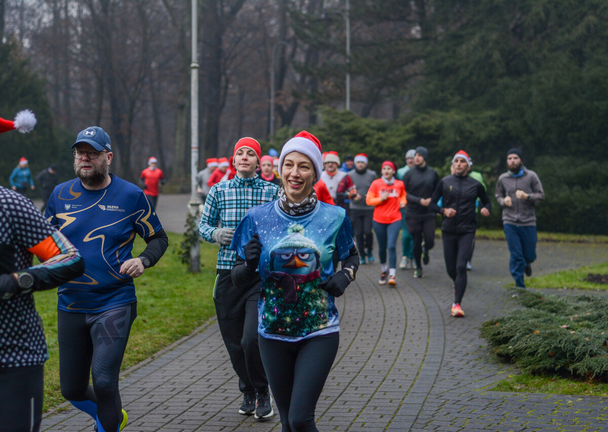 Za nami kolejna, mikołajkowa odsłona spotkań biegowych parkrun. Ponad setka osób wyruszyła na jesienno-zimowe przebieżki po Parku Kościuszki.