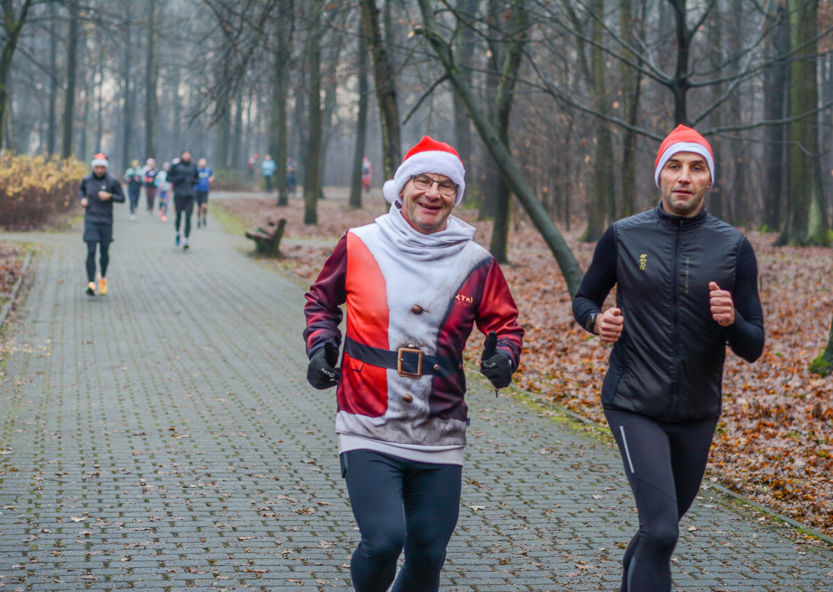 Za nami kolejna, mikołajkowa odsłona spotkań biegowych parkrun. Ponad setka osób wyruszyła na jesienno-zimowe przebieżki po Parku Kościuszki.